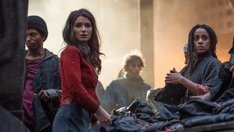 Marian (Eve Hewson) llevando una de sus inusuales prendas de vestir. El hombre que aparece a su lado tiene una chaqueta con capucha. Foto: Lionsgate
